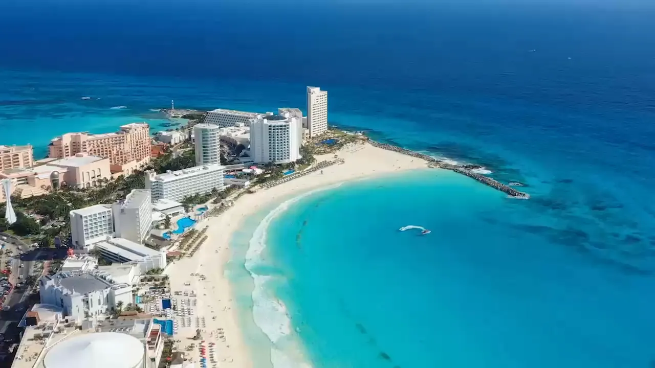 Vista aérea de la playa de Cancún, portada del video de Grupo Velas